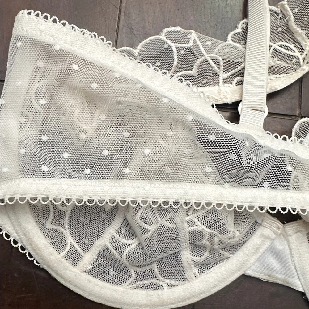 NWT Victoria's Secret Ivory Hesrts Lace Bra